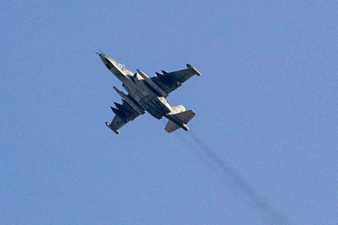 政府の同盟国であるロシアによる相次ぐ空爆で、過去24時間にシリア砂漠で少なくとも21人のダーイシュ過激派が死亡した。（ファイル/AFP）