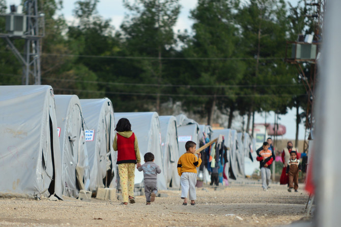 2015年4月3日、トルコのスルチの難民キャンプで撮影されたシリアの子どもたちの写真。援助団体によると、シリア紛争が続く中、5年が経過した今も彼らの苦境はほとんど変わっていないという。（Shutterstockの写真）