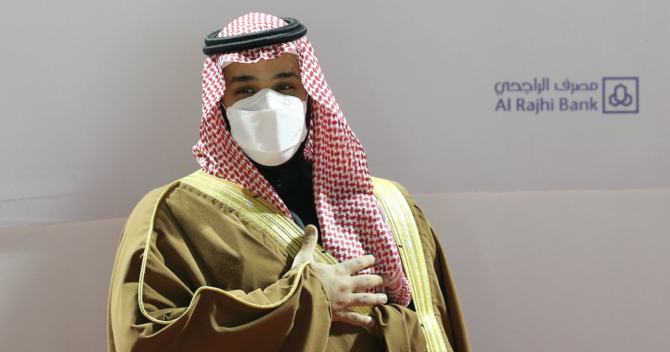 サウジカップのトロフィーを授与するサウジアラビアのムハンマド・ビン・サルマン皇太子（ロイター）