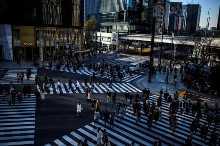 2021年2月6日、東京の通りを横断する人々。(AFP)