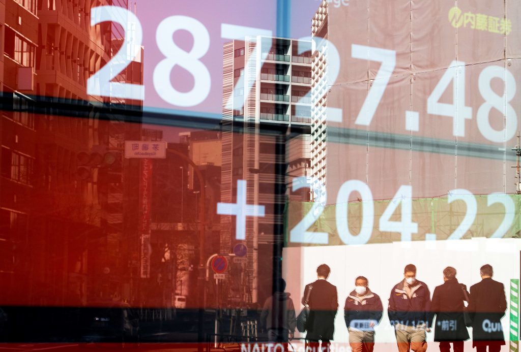 ベンチマークの日経平均株価は1.06%(304.55ポイント)下落し、2万8341.95円となった。(AFP)