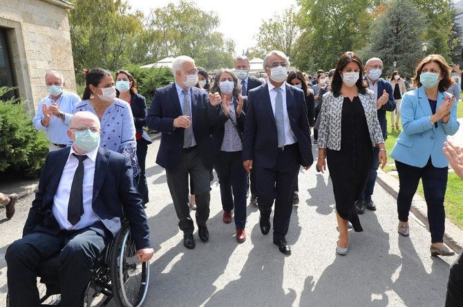 親クルド派国民民主主義党（HDP）の共同議長が、同政党の国会議員を含む82人が逮捕された後、第27期大国民議会の第1回会期をボイコットし、国会議員と共に歩く様子。2020年10月1日のアンカラの国会議事堂にて。（ファイル/AFP）