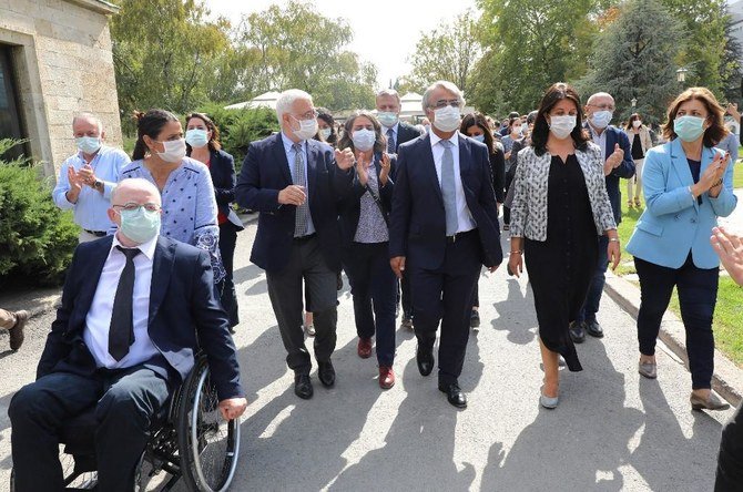 親クルド派国民民主主義党(HDP)の共同議長が、同政党の国会議員を含む82人が逮捕された後、第27期大国民議会の第1回会期をボイコットし、国会議員と共に歩く様子。2020年10月1日のアンカラの国会議事堂にて。(ファイル/AFP)