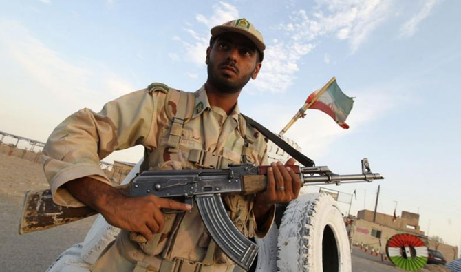パキスタンとの国境近くに立つ、イランの治安部隊の隊員たち。（AFP通信/資料写真）