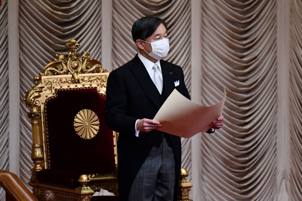 東京・2021年1月18日、マスク姿で150日間にわたる参議院通常国会招集のおことばを述べられる日本の徳仁天皇陛下。（AFP）