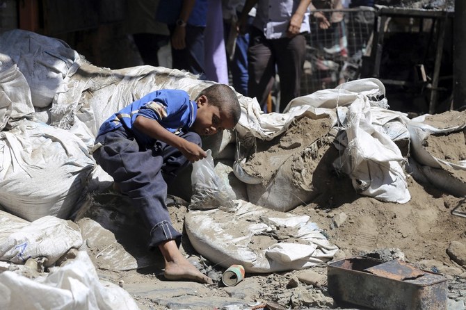 2019年4月27日、古い市場の通りでくず金属として売れる薬莢を探すイエメン人の男の子（資料画像・AFP）