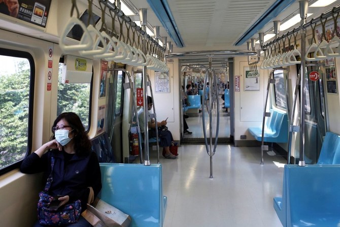 台湾の首都台北の公共交通機関では、マスクの着用が義務付けられている。（ロイター）