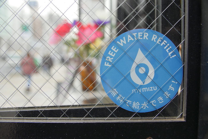 mymizuのプライベートパートナー事業者は、正面の窓にmymizuのステッカーを貼ることで識別でき、お客さんでなくても無料で水筒の詰め替えができるようになっている（mymizu/提供写真）