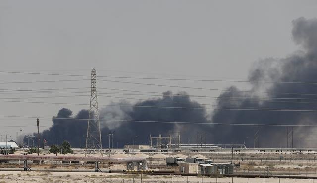 2019年9月14日、サウジアラビアの東部都市アブカイクにあるアラムコの施設に対して無人機攻撃が行われ、空に煙が立ち上っている。（ロイター通信）