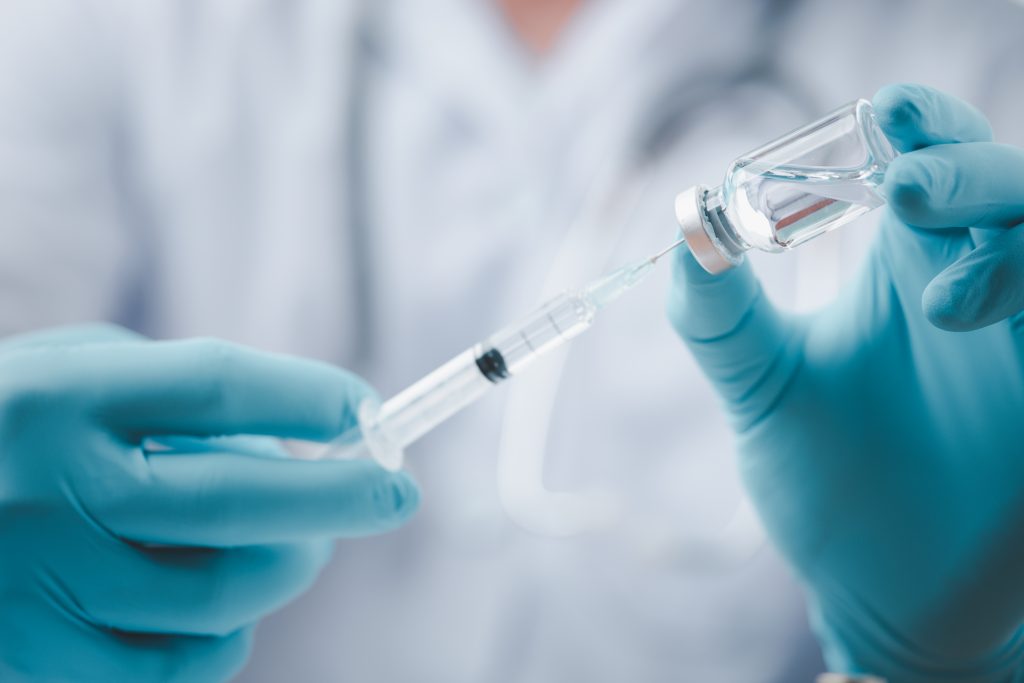 新型コロナウイルスのワクチン接種を受けた２人が、副反応の疑いがあるじんましんや悪寒を発症していたことが２０日、厚生労働省への取材で分かった。(Shutterstock)