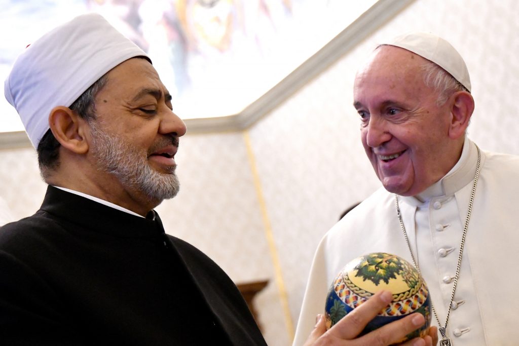2019年11月15日、ローマ教皇庁での内謁で、教皇フランシス（右）は、エジプトのアル・アズハルのグランドイマームのアハメド・アルタエブ師から贈り物を受け取る。（AFP通信）