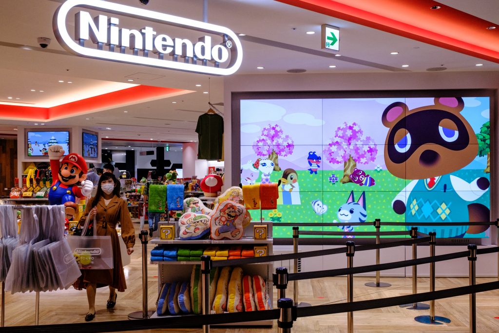 アニマルクロッシング（日本名：どうぶつの森）シリーズのビデオゲームのキャラクターを東京にある任天堂の店のスクリーンが映し出している