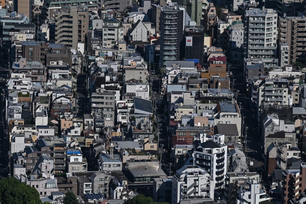 オフィス仲介の三鬼商事によると、都心オフィスの空室率はこの１年で急上昇し、今年２月には適正水準とされる５％を上回った。不動産業界では「これまでが低過ぎた」との見方が大勢だが、先行きは楽観できない。(AFP)