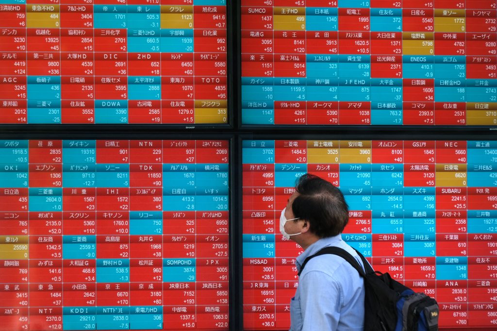 日経平均は午前中の取引で0.1%下落し、29,347.21円となった。（AFP）