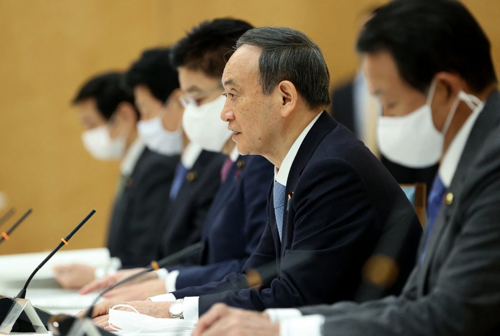 日本政府関係者と与党高官は、新型コロナウイルス禍によって苦境にある困窮世帯の支援を目的とした追加的な給付金について検討している。(AFP)