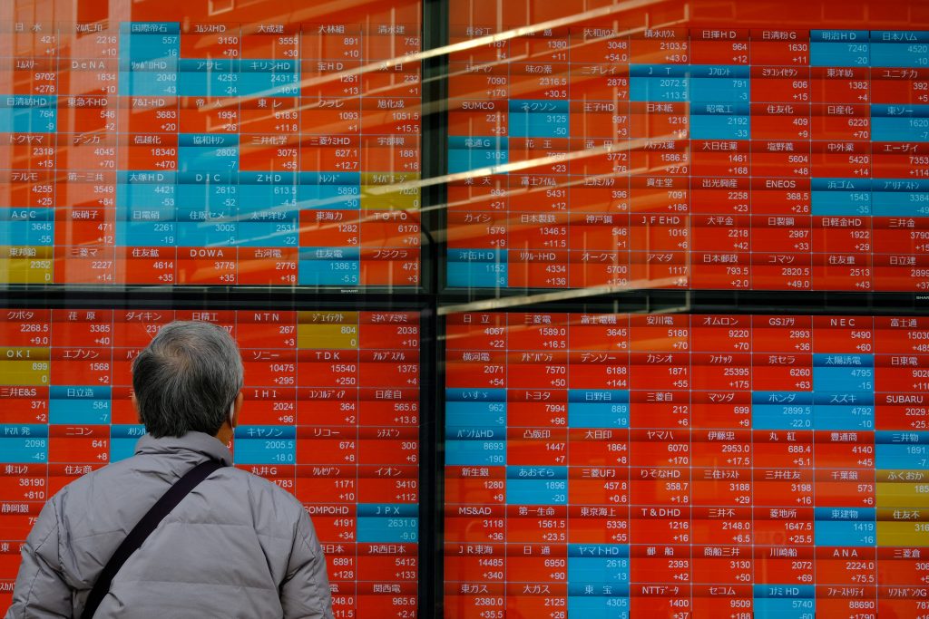 東京の代表的な株価指数の日経平均株価は、3日間続いた下落に続く安値買いで火曜日に1%近く上昇して取引を終えた。(AFP通信)