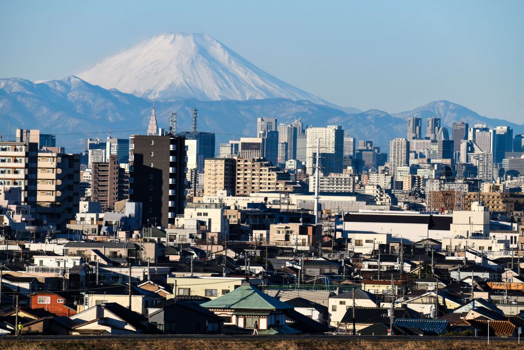 協議会は最新の知見に基づき18年から改定作業を実施。過去5600年間の噴火を基に、火口範囲を山頂から半径4キロ以内全域にするなど拡大した。溶岩の想定噴出量を過去最大規模の噴出を参考に従来の約2倍の13億立方メートルとしたほか、火砕流も約4倍の1000万立方メートルに更新。(AFP)