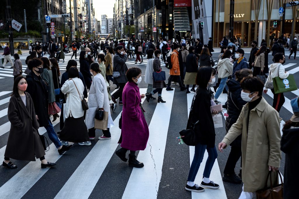 木内氏は、1月から続く緊急事態宣言の影響について、延長分も含め、2021年の実質GDP(国内総生産)が1.1%押し下げられると指摘。「消費低迷が続けば倒産や廃業が誘発され、失業者数が増えるリスクが高まる」と指摘する。(AFP)