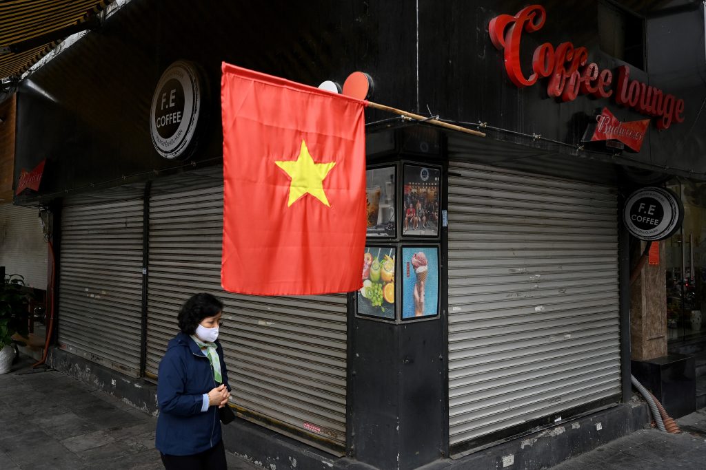 菅氏は、中国海警局の武器使用権限を定めた「海警法」制定をはじめとする東・南シナ海情勢や、ミャンマー情勢について「深刻な懸念」を表明。(AFP)