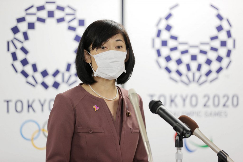 2021年2月18日、東京での記者会見に応じる日本の新五輪大臣の丸川珠代氏を捉えた写真。（AFP）