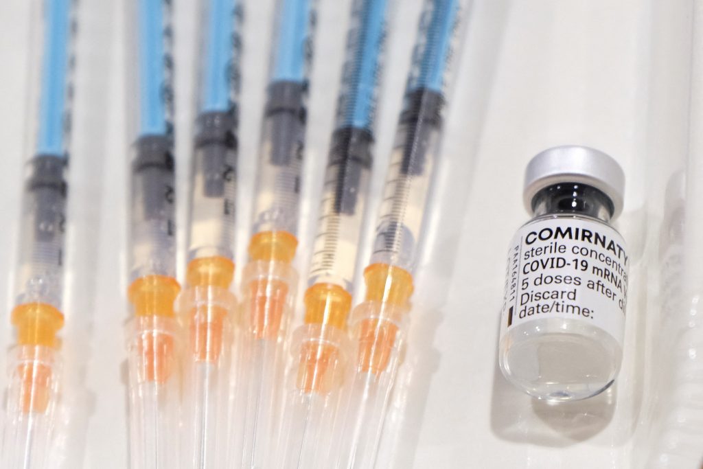 2021年2月19日、全国で新型コロナウイルスワクチンの接種が始まる中、千葉県千葉東病院で撮影された、ファイザーとBioNTechによるCOVID-19ワクチンの小瓶およびワクチンが注入された注射器（AFP）。