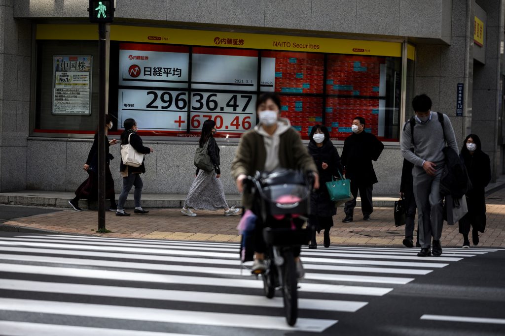 日経平均株価はグリニッジ標準時01：49までに1.59%下落して¥29,085.92となり、より幅広い銘柄を網羅するTOPIXは1.05%下落して1,884.54となった。（AFP）