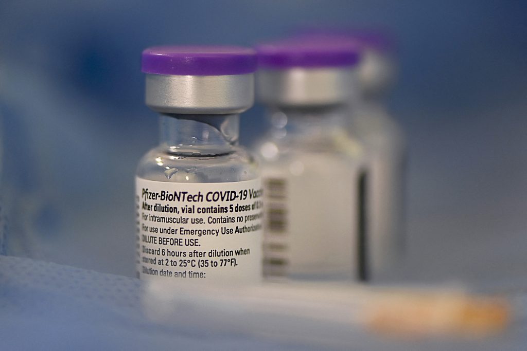 ファイザー社とドイツ提携会社バイオンテック社の開発によるワクチンは、当初5投与分とされたバイアルに入れて出荷されている。（AFP）