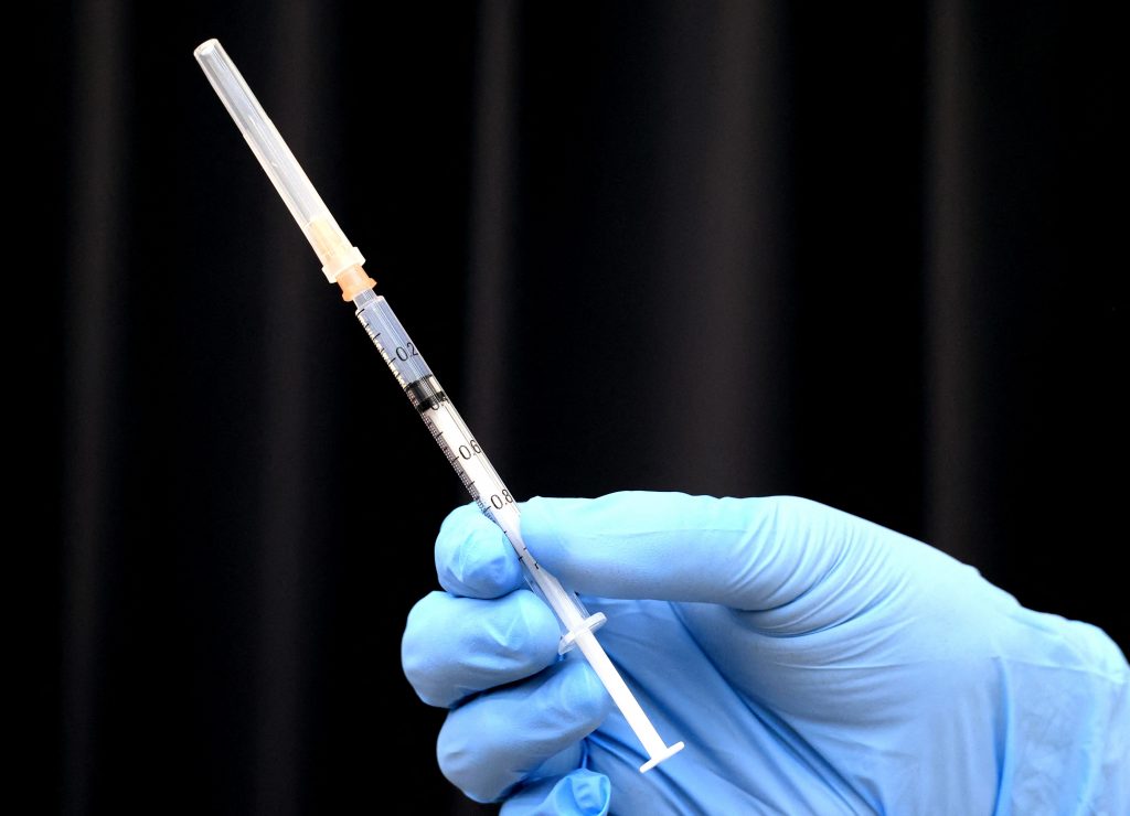 玉城デニー知事と２２日にオンライン会談した際、県内の接種状況について説明を受けたという。(AFP)