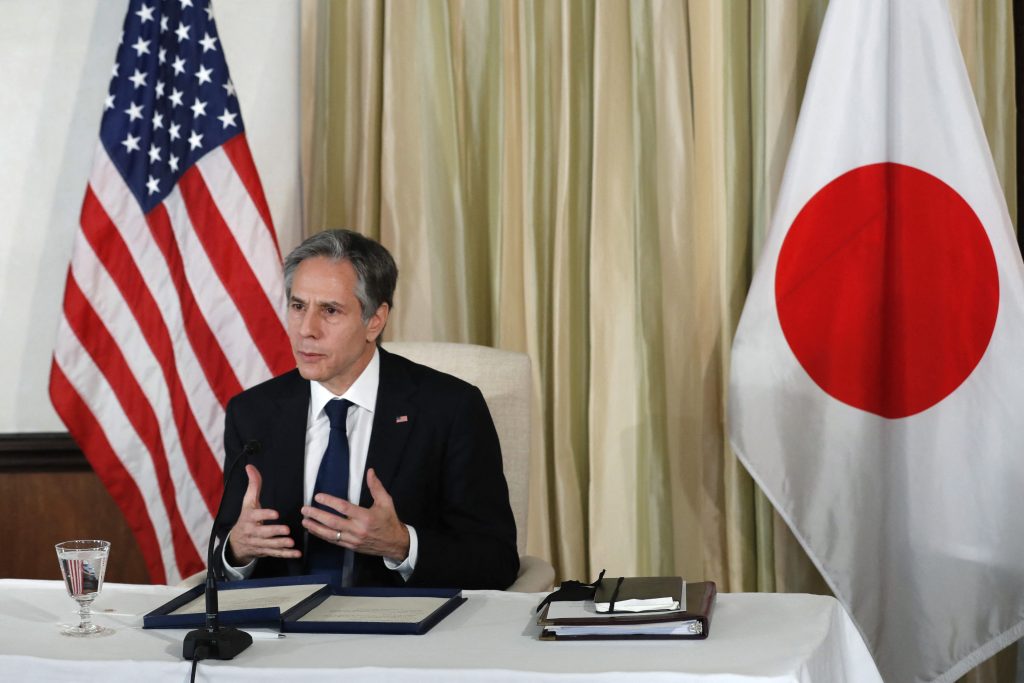 2021年3月16日、東京の駐日米国大使公邸で開かれたバーチャルなビジネス円卓会議に出席するアントニー・ブリンケン米国務長官。（AFP）