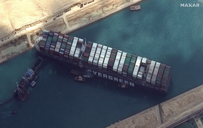 2021年3月26日に撮影されたMaxar Technologies社によるこの衛星画像には、スエズ運河に浮かぶコンテナ船「エバーギブン」号が写っている。（ロイター）