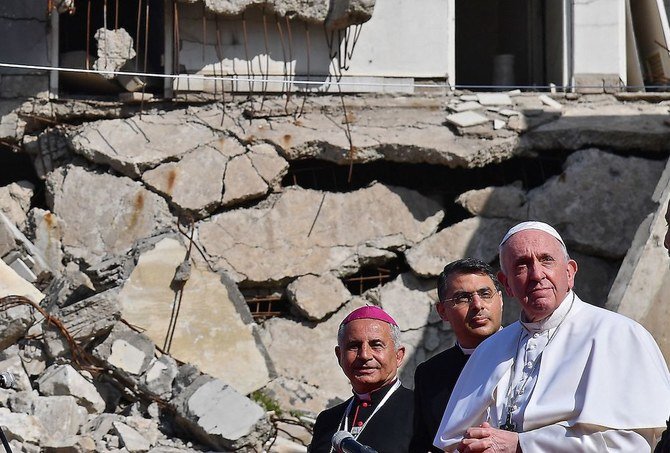古都モースルで、ローマ教皇フランシスコがモースル・ナジブ・ミカエル・ムッサのカルデア・カトリック大司教に伴われて、シリア・カトリック・イマキュレート・コンセプション教会の遺跡近くにある広場を眺める。（AFP）