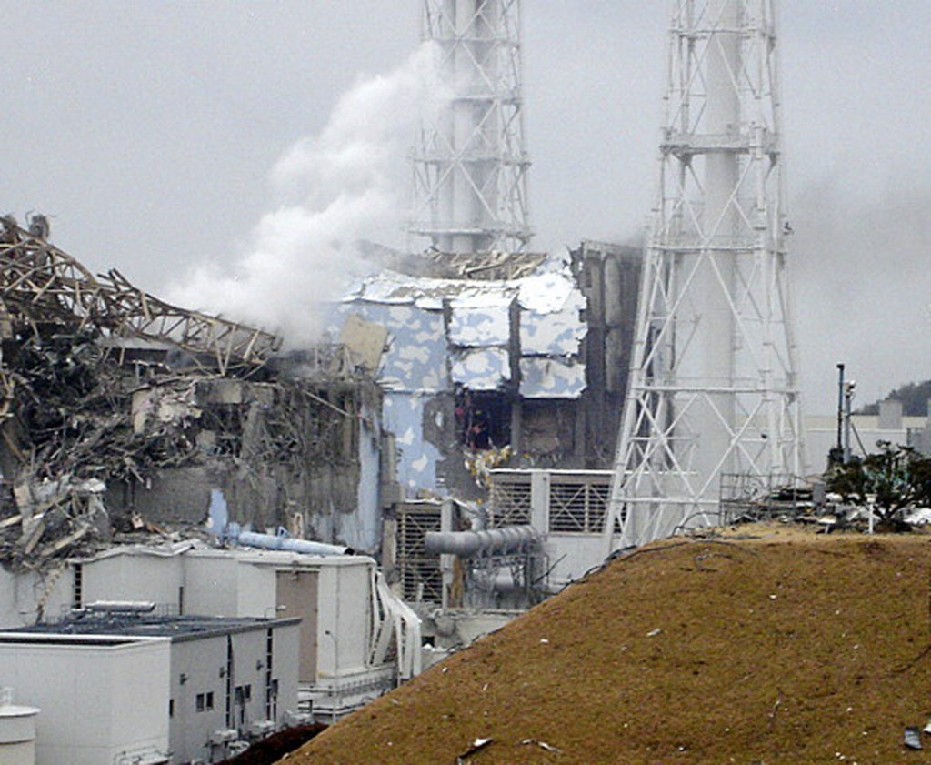 共同通信を通じて東京電力（TEPCO）から入手可能になった、この2011年3月15日の画像ファイルには、日本の東北の大熊町にある福島第一原子力発電所の損傷した4号機が写っている。2011年3月11日午後2時46分、マグニチュード9.0の地震が太平洋沿岸部を襲い、巨大な津波が原子力発電所に押し寄せ、電源と冷却装置が破壊され、原子炉3基でメルトダウンが起きた。（東京電力 共同通信経由 資料写真）