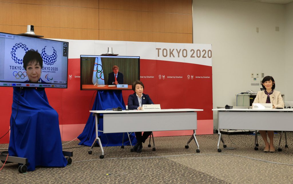 東京五輪・パラリンピックに向けた５者会談に臨んだ大会組織委員会の橋本聖子会長（中央）。右は丸川珠代五輪相。オンラインで参加する（左から）東京都の小池百合子知事、ＩＯＣのバッハ会長＝２０日午後、東京都中央区。(File photo/ Reuters)