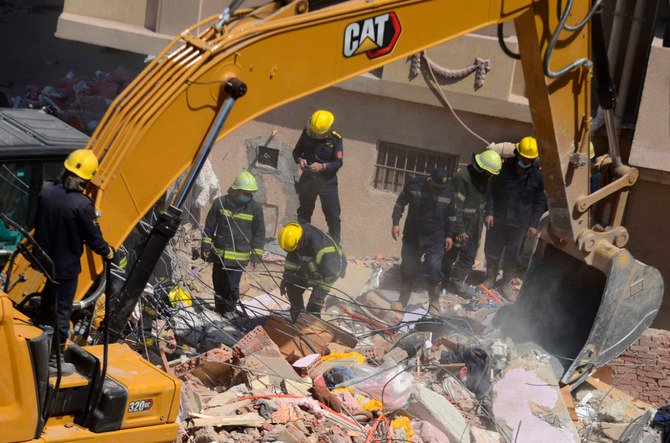 2021年3月27日、エジプトのカイロにあるエルサラム地区の倒壊したアパートの瓦礫で犠牲者を捜索する救助隊。（ファイル写真/AP写真）