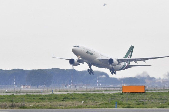 上、2021年3月5日、フランシスコ教皇をイラクへと運ぶアリタリア航空の飛行機がローマのフィウミチーノ空港を離陸。（AFP通信）