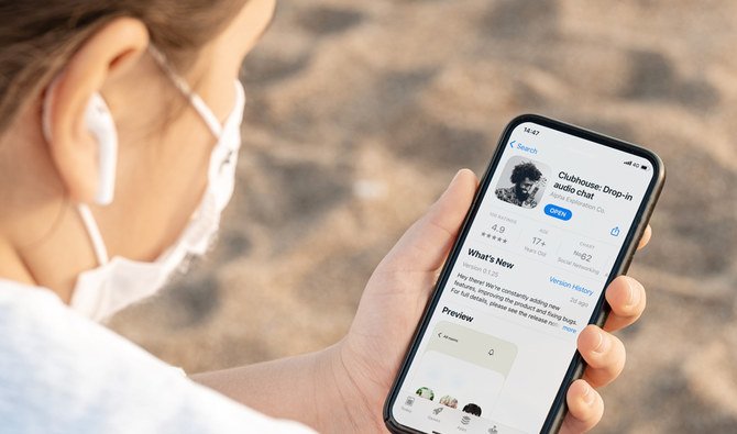 クラブハウスは、米新興企業が昨年4月にアップルのiPhone(アイフォーン)向けに提供を開始。利用には自身の電話番号をスマホの電話帳に登録している知人からの招待が必要だ。(Shutterstock)