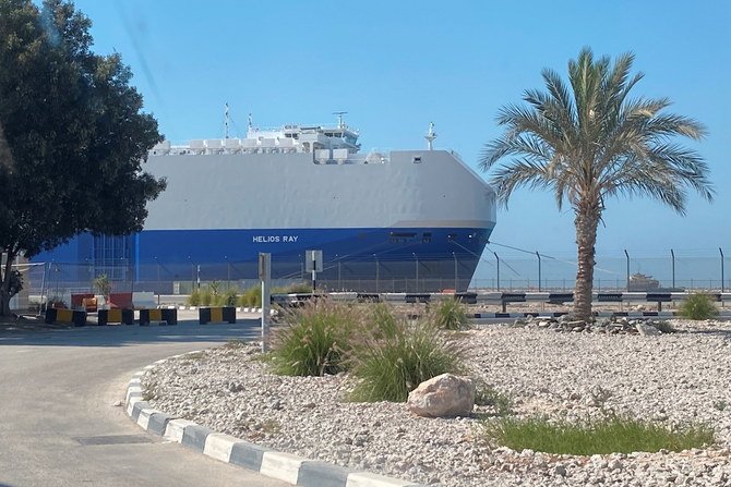 戦略的なオマーン湾の水路で爆発に見舞われたイスラエル人所有の船舶が、ドバイの港に到着した。2021年2月28日撮影。（ロイター）