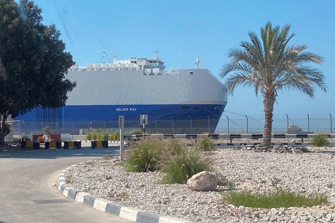 2021年2月28日、戦略的に重要なオマーン湾の航路で爆発の被害を受け、ドバイの港に到着したイスラエル所有の船。（ロイター通信）