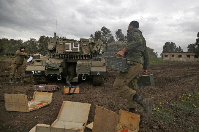 2021年2月4日、イスラエルに併合されているゴラン高原のシリア国境近くで、イスラエル兵がメルカバMk 4を配車する。(ファイル/AFP)
