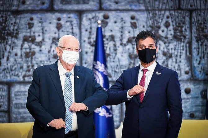 イスラエルのルーベン・リブリン大統領に信任状を奉呈する、初の駐イスラエルUAE大使モハメド・マフムード・アルハジャ氏。(WAM)