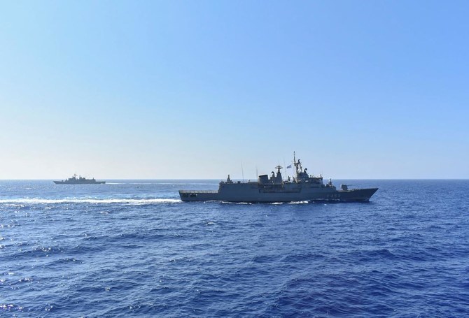 2020年8月25日、ギリシャ海軍のイドラ級フリゲート艦スペツァイ（F-453）（正面）と別の船が、地中海東部での軍事演習に参加した。（AFPファイル写真）