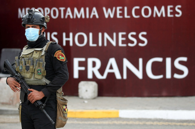 内務省の特殊部隊と陸軍は、教皇の行く先々周辺で警護線を張る。（AFP通信）
