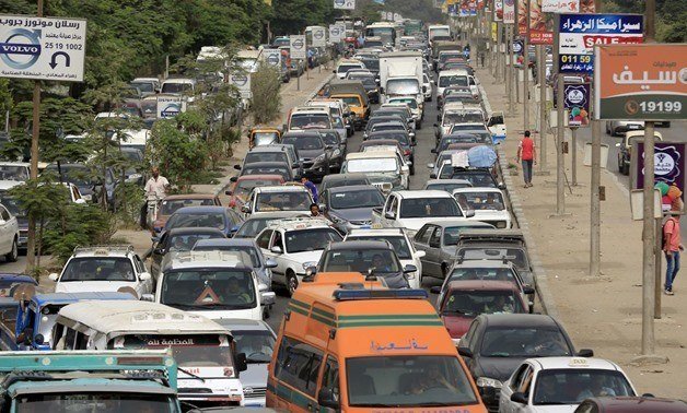 カイロ郊外で交通渋滞につかまる運転手たち。（ロイター）