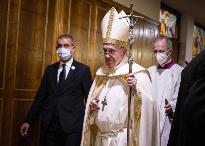 2021年3月6日のローマ教皇による初のイラク訪問の2日目に、バグダッドのセントジョセフ大聖堂でミサを行なったのち退席する教皇フランシスコ1世。（AFP / Ayman HENNA）