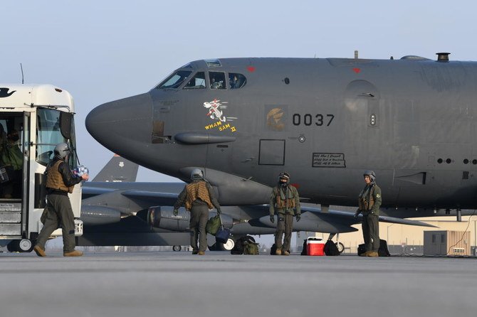 第69爆撃飛行隊のパイロットが中東上空の飛行に備えてB-52 ストラトフォートレス爆撃機「Wham Bam II」に搭乗する。(AP)