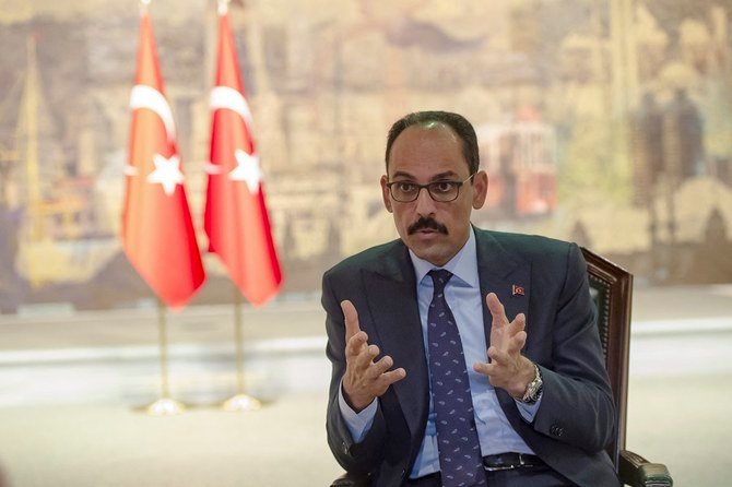 イスタンブールでのAFPとのインタビュー中に、ジェスチャーを交えて話すトルコ大統領報道官のイブラヒム・カリン、2019年10月19日。(File/AFP)