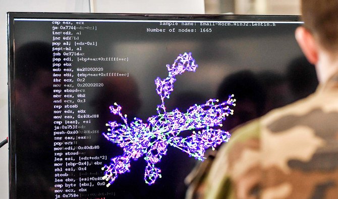 サイバーディフェンスを専門とする軍のメンバーの1人が、リールで開催された第10回国際サイバーセキュリティフォーラムの間、コンピューターに向かっている。（AFP通信の資料写真）