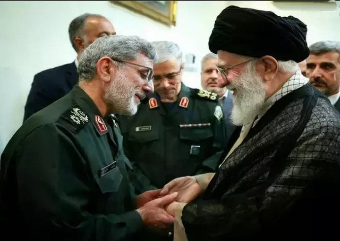 イランの最高指導者ハメネイ氏と一緒に写る、イランの攻撃部隊コッズ部隊のイスマイル・ガアニ司令官(ソーシャルメディア上の写真)