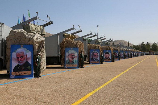 公開されていない場所にあるイランの革命防衛隊海軍部隊の新しい「ミサイル都市」で展示されているイランのミサイル。（ロイター通信）