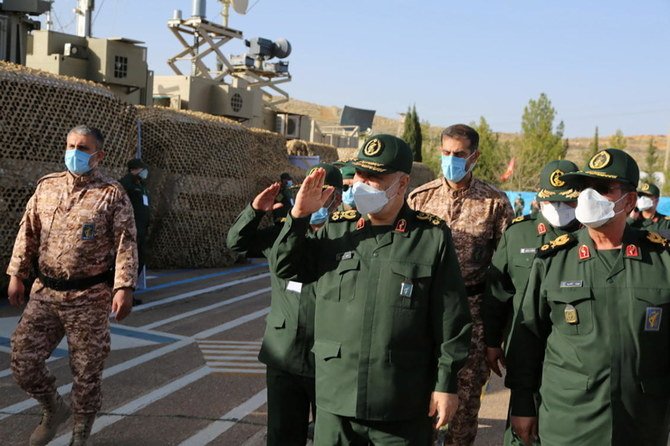 ホセイン・サラミ少将は、イランの公開されていない場所にあるIRGC海軍部隊の新しい「ミサイル都市」を訪れた。（ロイター通信）